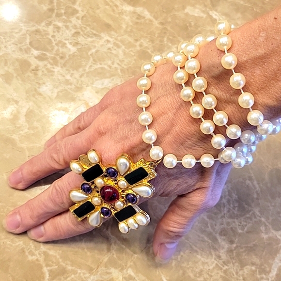 Faux Pearl Necklace with Multi-colored Gemstones in Pendant - Picture 7 of 17